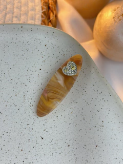 Bico de pato arredondado acetato coração cravejado BCGR01