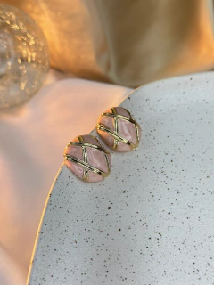 Brinco Botao resinado listras douradas BRIPD01