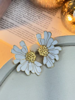 Imagem do Brinco flor desenhada lateral resinada BRIGR07