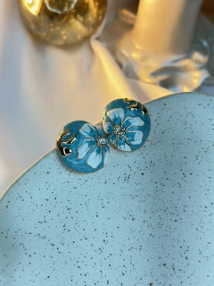 Imagem do Brinco botão flor pintada com dourado BRIPD01