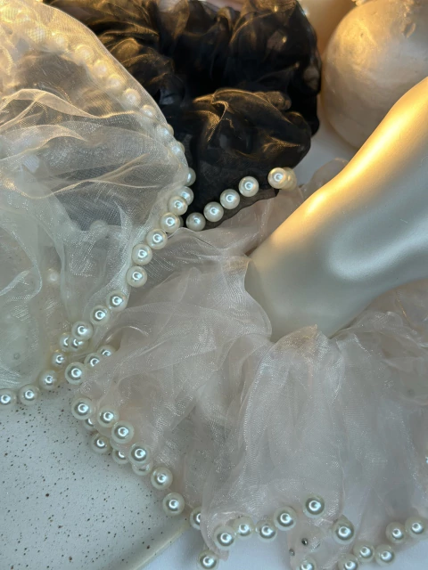 Máxi Scrunchie organza e pérolas XUPD01 - comprar online