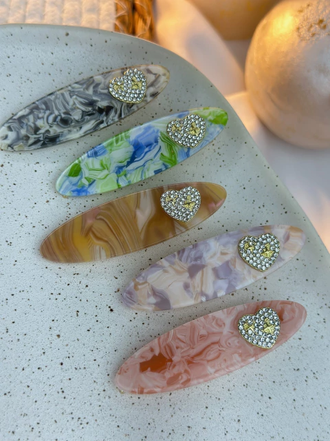 Bico de pato arredondado acetato coração cravejado BCGR01 - comprar online