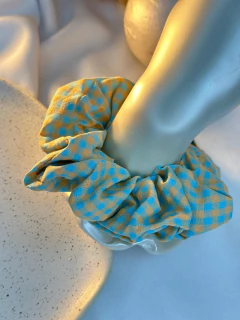 Scrunchie quadriculada XURE01 na internet