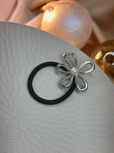 Xuxinha flor orgânica com pérola níquel XUJI18 - comprar online