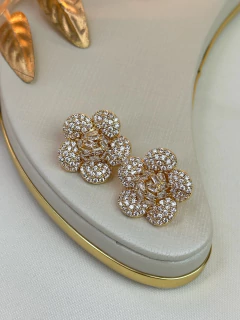 Brinco flor arredondada cravejada/zircônia FOLHEADO BRIJM02 - loja online