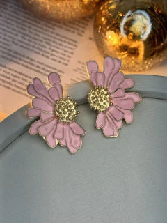 Brinco flor desenhada lateral resinada BRIGR07 - comprar online