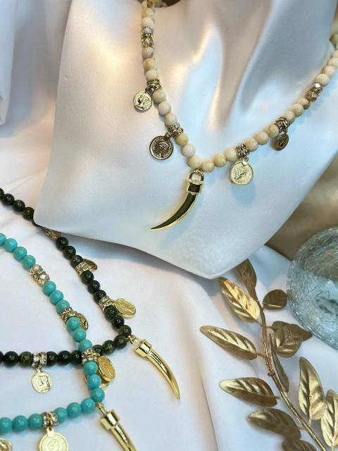 Colar bolinhas e dente de sabre dourado COJ01 - comprar online