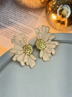 Imagem do Brinco flor desenhada lateral resinada BRIGR07