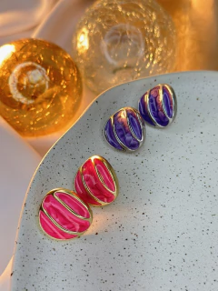 Brinco botão ondulado resinado BRIJU01 na internet