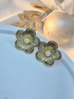 Brinco flor arredondada/risca BRILA03 - Ruchelli Bijoux