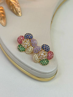 Brinco flor arredondada cravejada/zircônia FOLHEADO BRIJM02