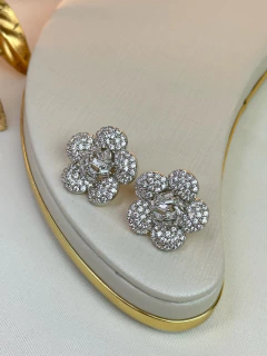 Brinco flor arredondada cravejada/zircônia FOLHEADO BRIJM02 - Ruchelli Bijoux