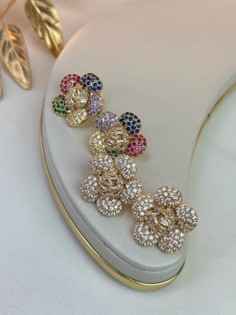 Brinco flor arredondada cravejada/zircônia FOLHEADO BRIJM02 - comprar online