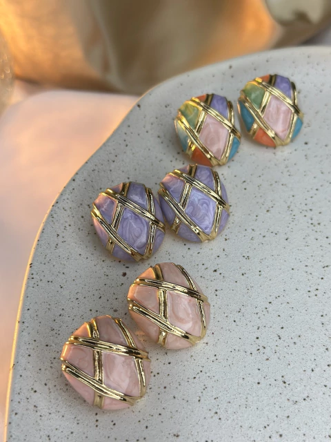 Brinco Botao resinado listras douradas BRIPD01 - comprar online