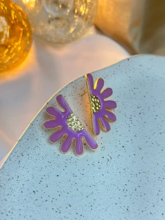 Brinco flor Laisi resinado CATAFORÉTICO BRIPR01 - Ruchelli Bijoux