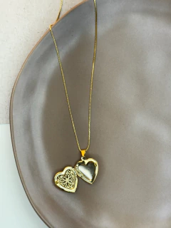 Colar relicario coração vazado FOLHEADO COMU07 na internet