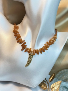 Imagem do Colar cascalho e dente de sabre dourado COJ01