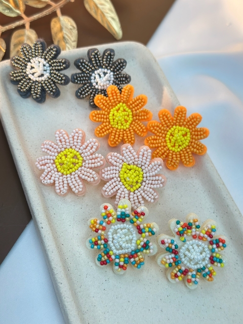 Brinco flor de miçanga Julie BRIMN01 - comprar online