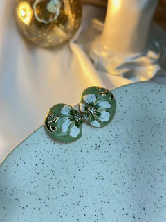 Brinco botão flor pintada com dourado BRIPD01 na internet