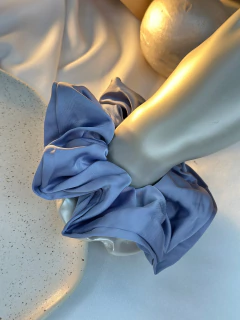 Scrunchie acetinada Malu XUMR01 na internet