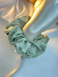 Imagem do Scrunchie acetinada Malu XUMR01