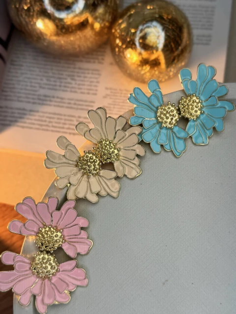 Brinco flor desenhada lateral resinada BRIGR07 - comprar online