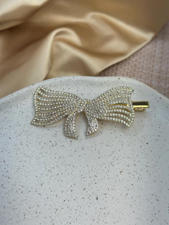 Bico de pato laço ondulado cravejado BCJT01 na internet