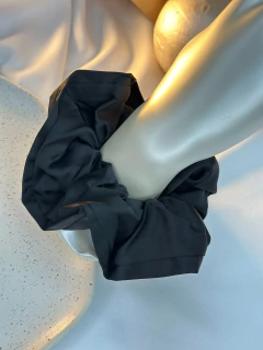 Scrunchie acetinada Malu XUMR01 - comprar online