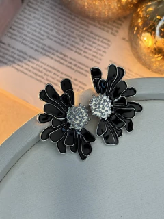 Brinco flor desenhada lateral resinada BRIGR07 na internet