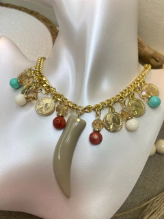 Colar dourado dente de sabre e moedas COJ01 - Ruchelli Bijoux