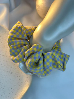 Scrunchie quadriculada XURE01 - Ruchelli Bijoux