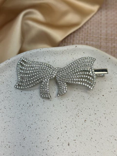 Bico de pato laço ondulado cravejado BCJT01 - Ruchelli Bijoux