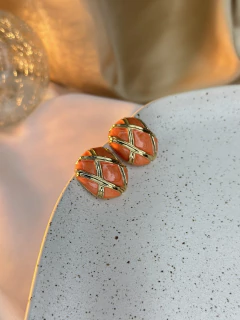 Brinco Botao resinado listras douradas BRIPD01 - Ruchelli Bijoux