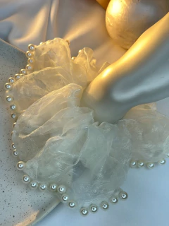 Máxi Scrunchie organza e pérolas XUPD01