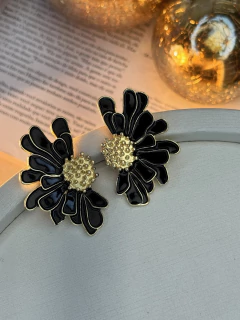 Brinco flor desenhada lateral resinada BRIGR07 - loja online