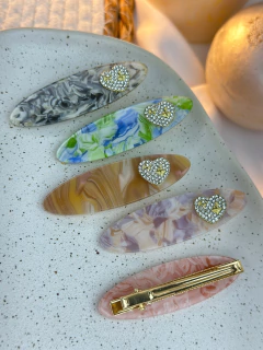 Bico de pato arredondado acetato coração cravejado BCGR01 na internet