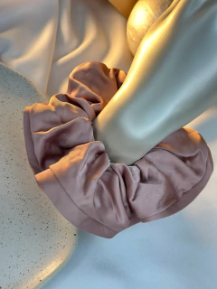 Scrunchie acetinada Malu XUMR01 - loja online