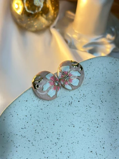 Brinco botão flor pintada com dourado BRIPD01 - Ruchelli Bijoux