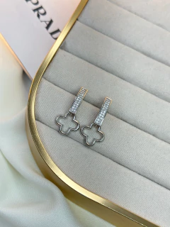 Brinco pendurado vancleef /cravejado BRIJU09 - Ruchelli Bijoux