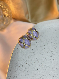 Imagem do Brinco Botao resinado listras douradas BRIPD01