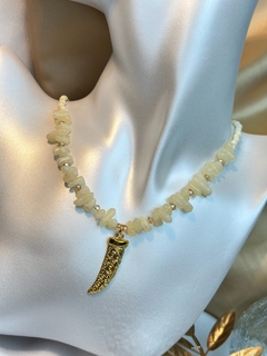 Colar cascalho e dente de sabre dourado COJ01 - Ruchelli Bijoux