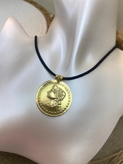 Colar courino com moeda G COJ01 - Ruchelli Bijoux