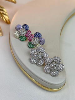 Brinco flor arredondada cravejada/zircônia FOLHEADO BRIJM02 na internet