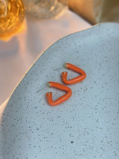 Brinco triangulo resinado BRISN01