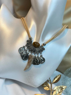 Colar courino pedra e moedas níquel COJ01 na internet