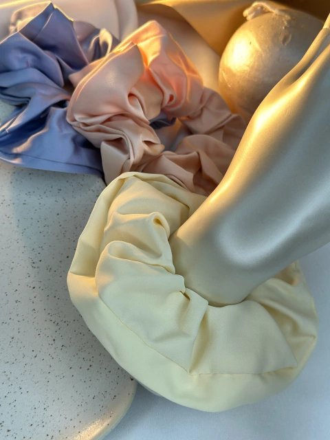 Scrunchie acetinada Malu XUMR01 - comprar online