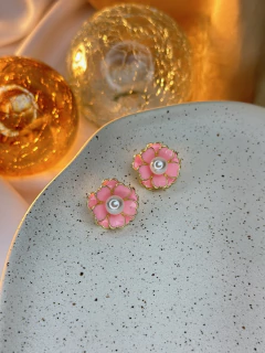 Brinco flor resinada com pérola BRIJC01 - Ruchelli Bijoux