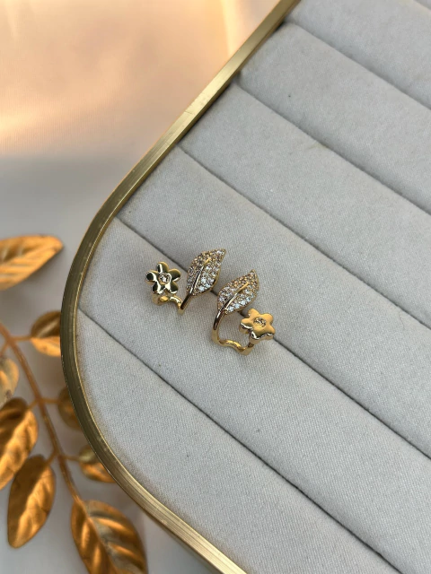 Brinco flor/folha cravejada BRIDN10 - comprar online