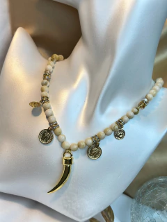 Colar bolinhas e dente de sabre dourado COJ01 na internet