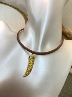 Chocker courino e pingente dourado COOI01 - comprar online